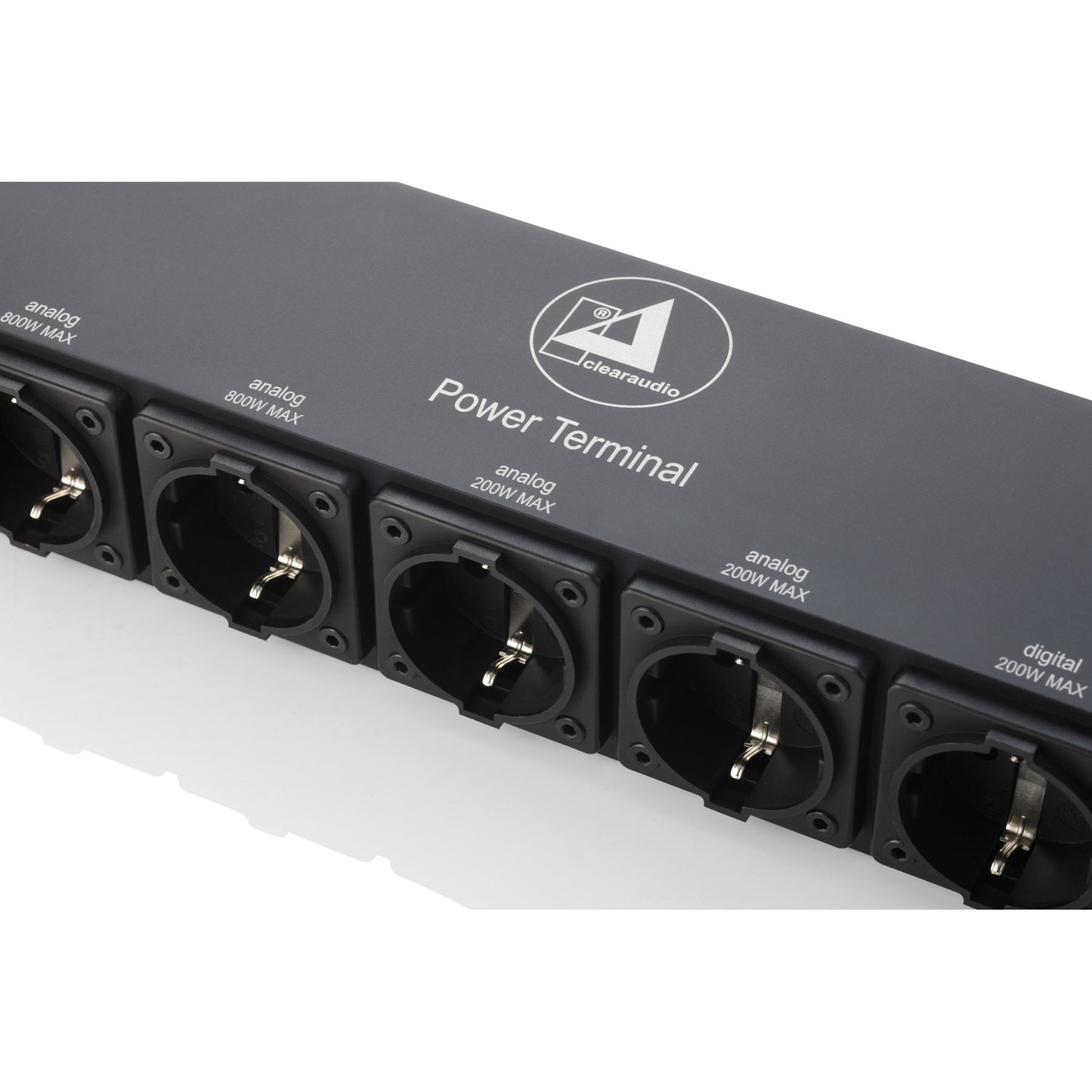 Clearaudio Power Terminal Netzleiste Detailansicht Steckdosenfeld in Schwarz mit Leistungsangaben analog und digital