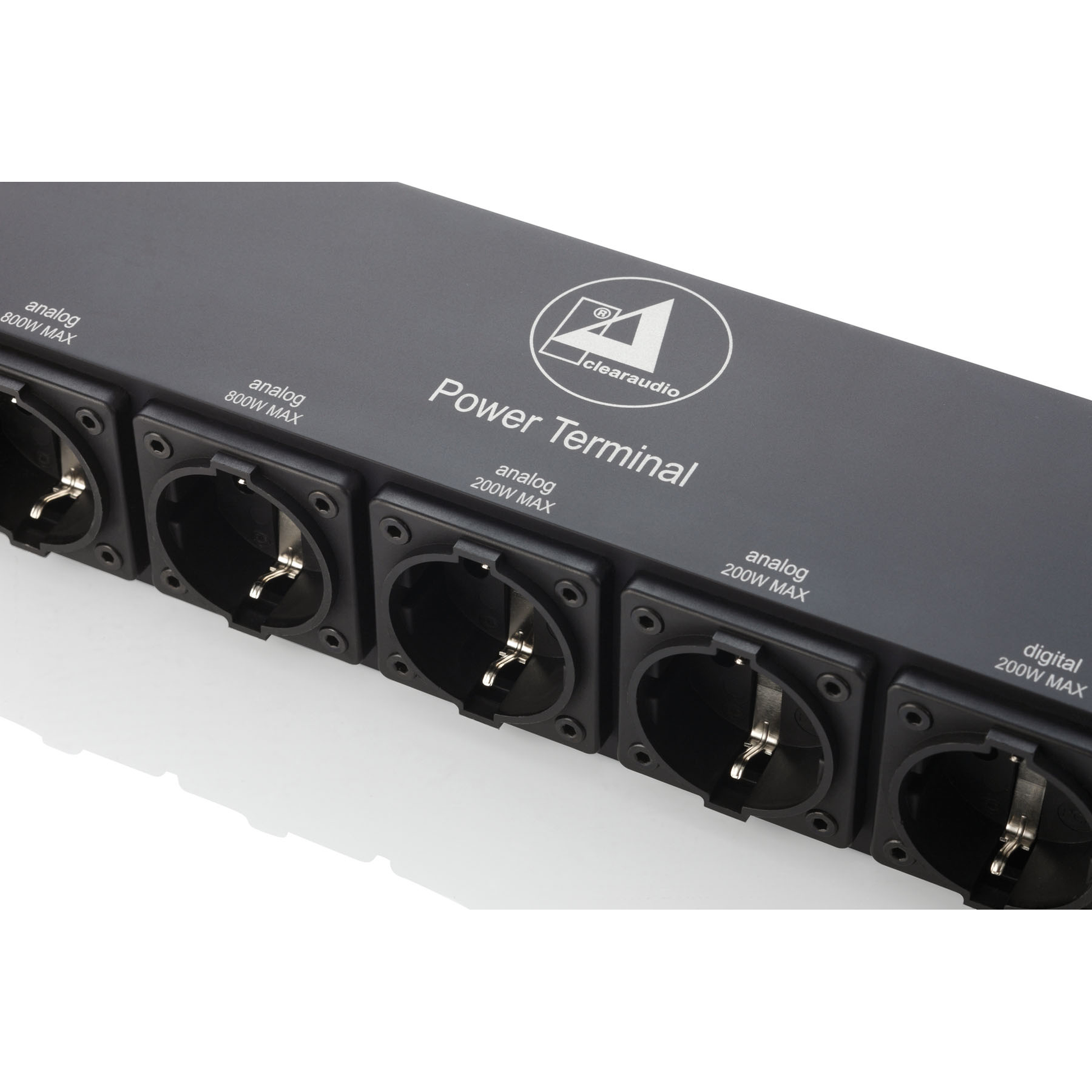 Clearaudio Power Terminal Netzleiste Detailansicht Steckdosenfeld in Schwarz mit Leistungsangaben analog und digital