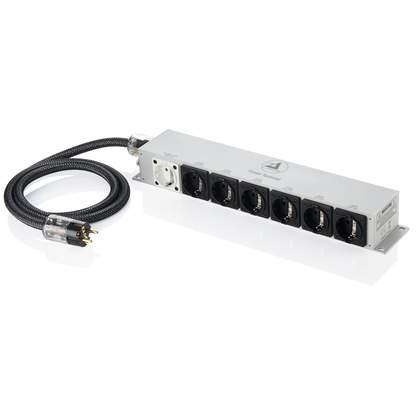 Clearaudio Power Terminal Netzleiste Schrägansicht in Silber mit sieben Steckdosen und Netzkabel