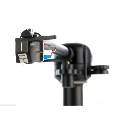 Clearaudio Profiler 9-Zoll-Tonarm in Schwarz Detailansicht Headshell mit Tonabnehmer und Innenverkabelung