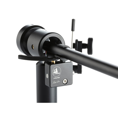 Clearaudio Satisfy Kardan Signature Tonarm Detailansicht Kardanlager mit Signature-Plakette und Armbasis