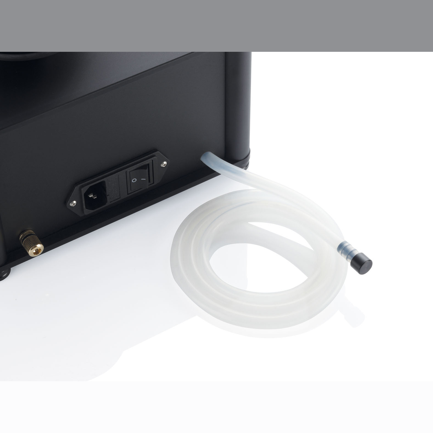Clearaudio smart double matrix Plattenwaschmaschine Anschlussfeld mit Kaltgerätebuchse, Netzschalter und Ablaufschlauch
