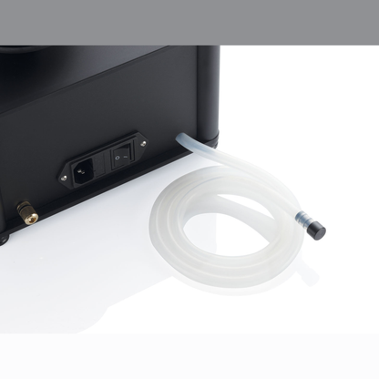 Clearaudio smart double matrix Plattenwaschmaschine Anschlussfeld mit Kaltgerätebuchse, Netzschalter und Ablaufschlauch
