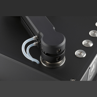 Clearaudio smart double matrix Plattenwaschmaschine Detailansicht Armlager mit Schlauchführung und Bedientasten