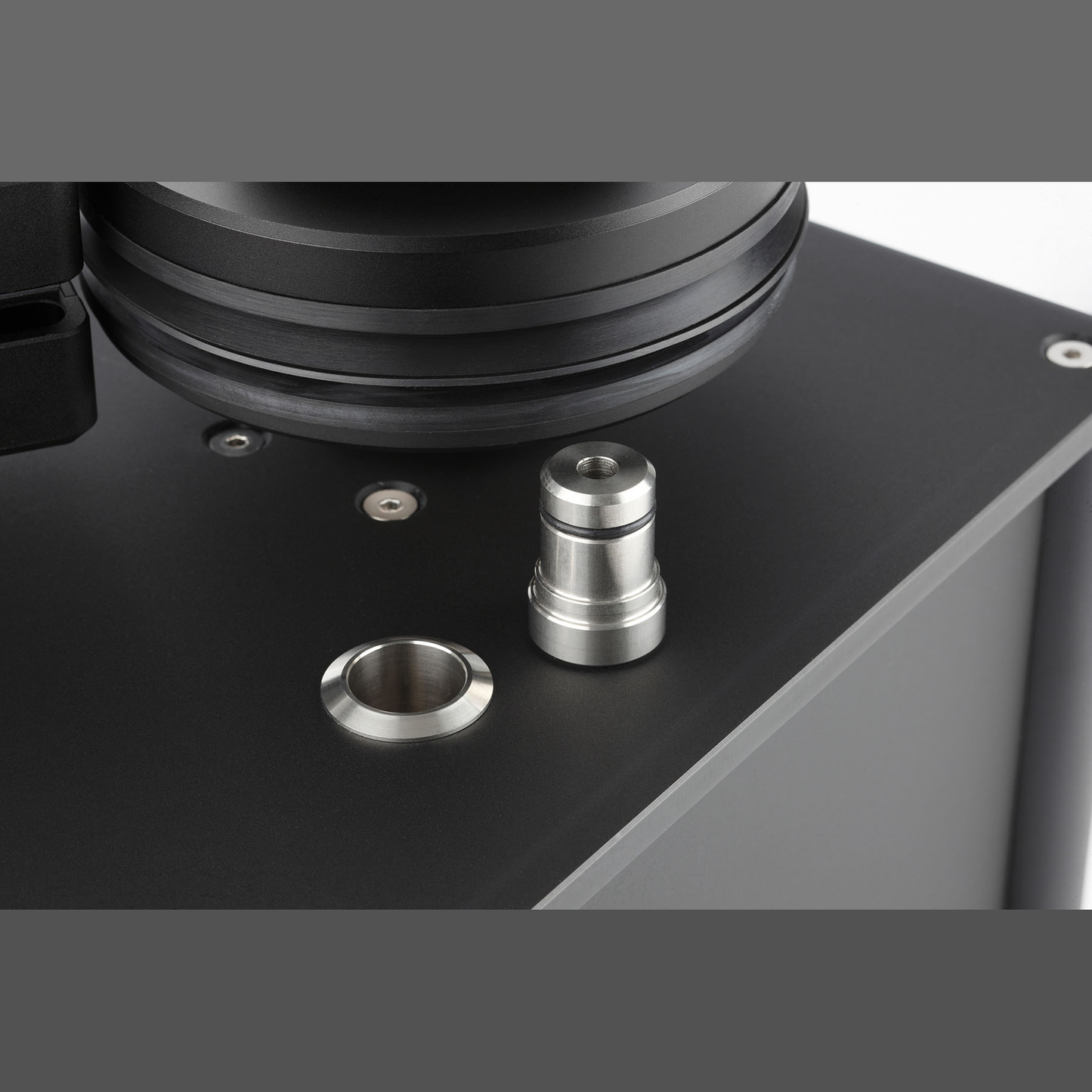 Clearaudio smart double matrix Plattenwaschmaschine Detailansicht Chassis mit Edelstahl-Zentrierdorn