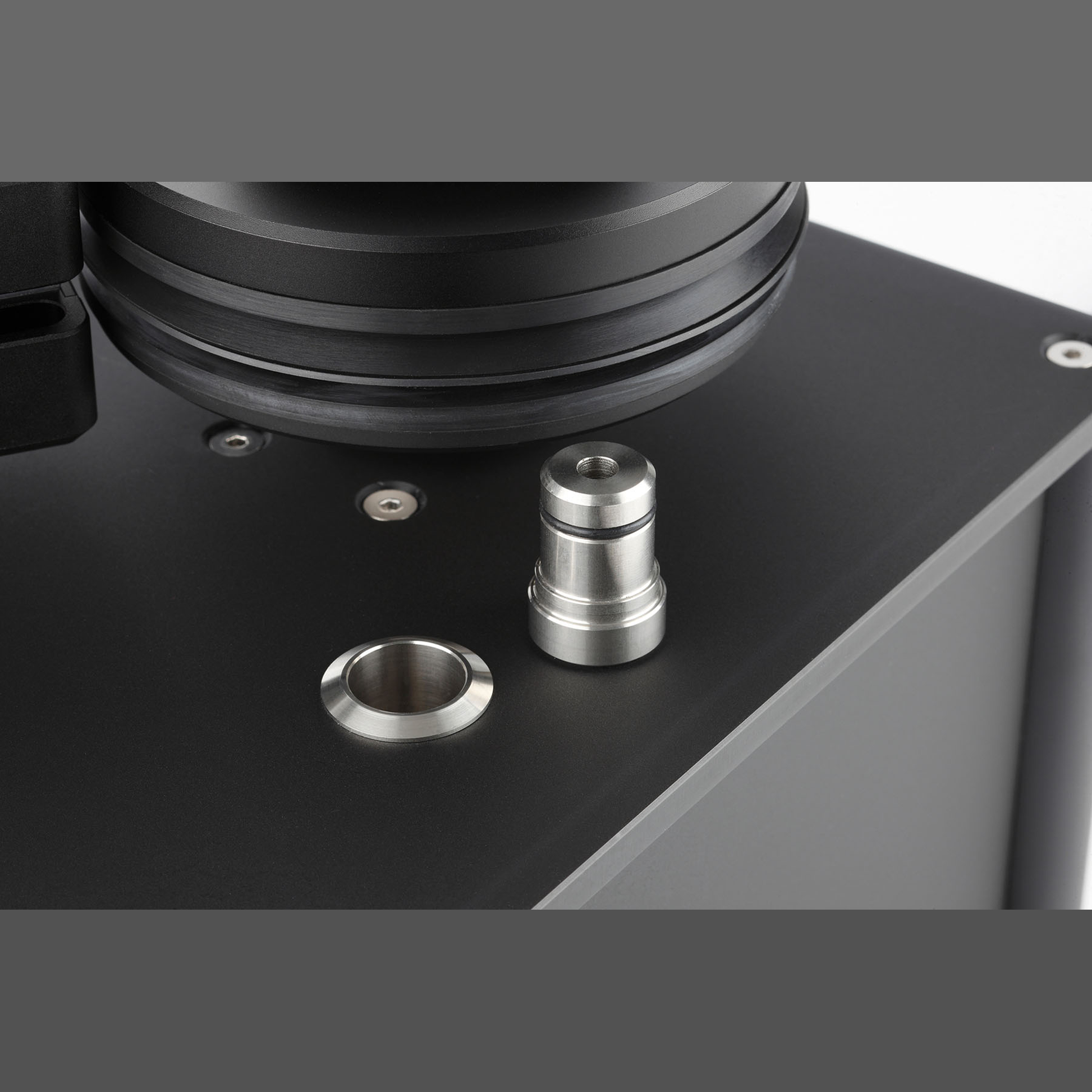 Clearaudio smart double matrix Plattenwaschmaschine Detailansicht Chassis mit Edelstahl-Zentrierdorn