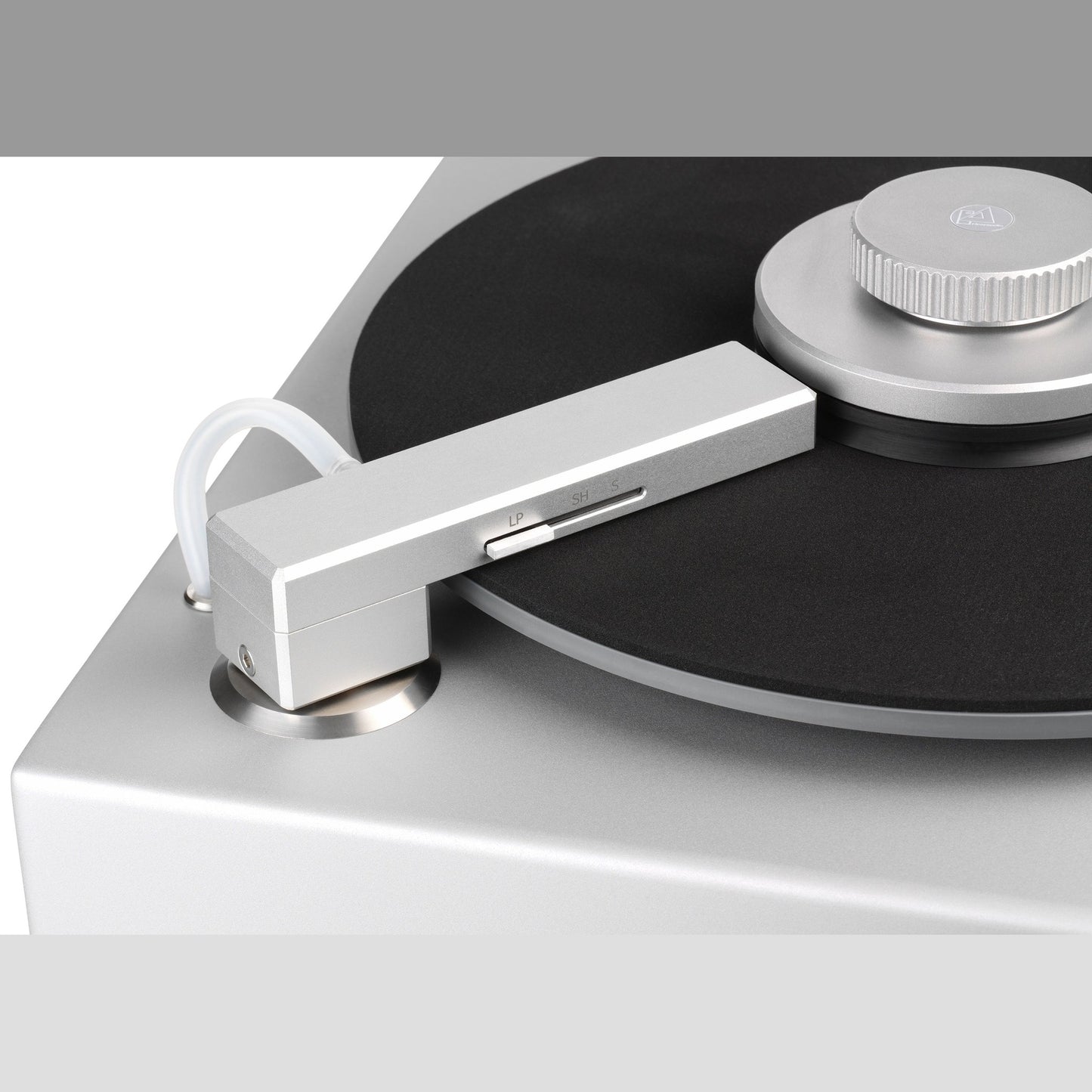 Clearaudio Smart Matrix Silent + Haube Plattenwaschmaschine Detailansicht Absaugarm über dem Plattenteller