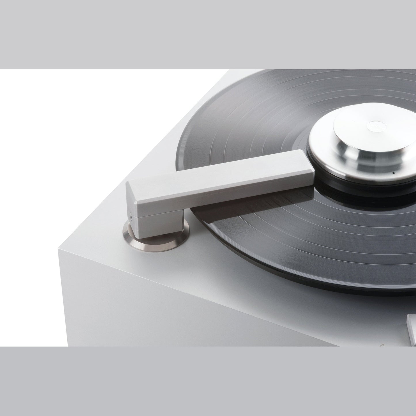 Clearaudio Smart Matrix Silent + Haube Plattenwaschmaschine Detailansicht Plattenteller mit Schallplatte und Absaugarm