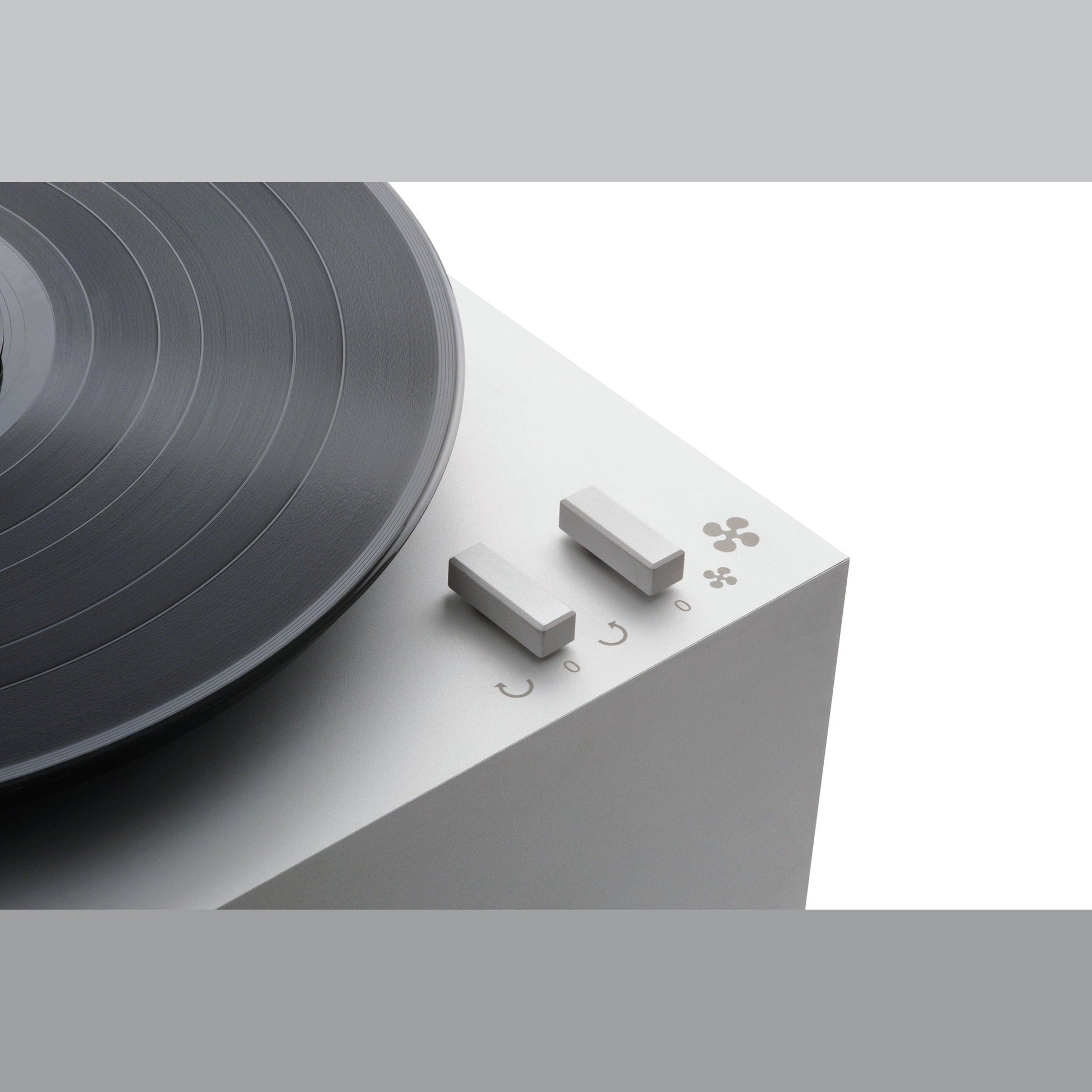 Clearaudio Smart Matrix Silent + Haube Plattenwaschmaschine Silber Detailansicht Bedienhebel mit Symbolen