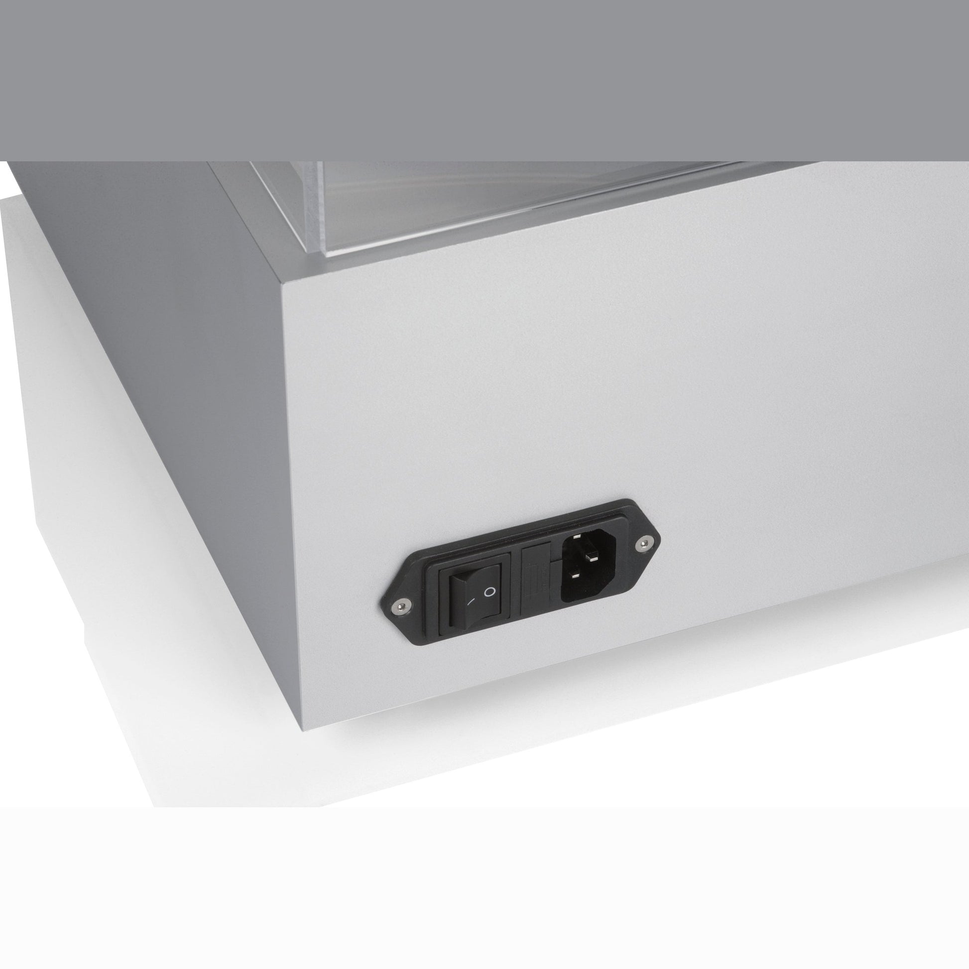 Clearaudio Smart Matrix Silent Plattenwaschmaschine Anschlussfeld mit Kaltgerätebuchse und Netzschalter