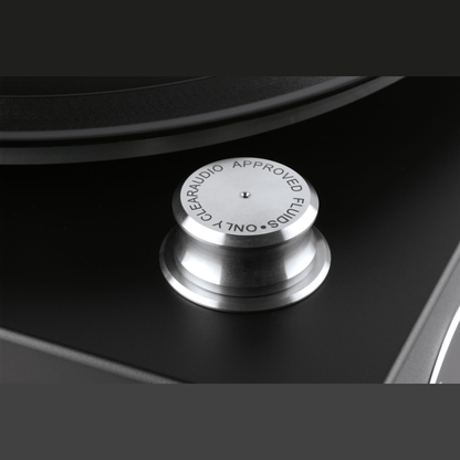 Clearaudio Smart Matrix Silent Plattenwaschmaschine Detailansicht Plattenklemme aus Aluminium auf schwarzem Chassis