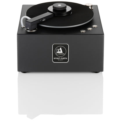 Clearaudio Smart Matrix Silent Plattenwaschmaschine Frontansicht, Gehäuse Schwarz mit Absaugarm und Plattenteller