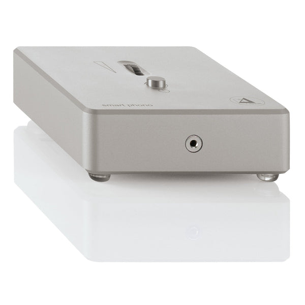 Clearaudio Smart Phono Headphone V2 Phono-Vorverstärker Schrägansicht, silbernes Gehäuse mit Kopfhörerbuchse