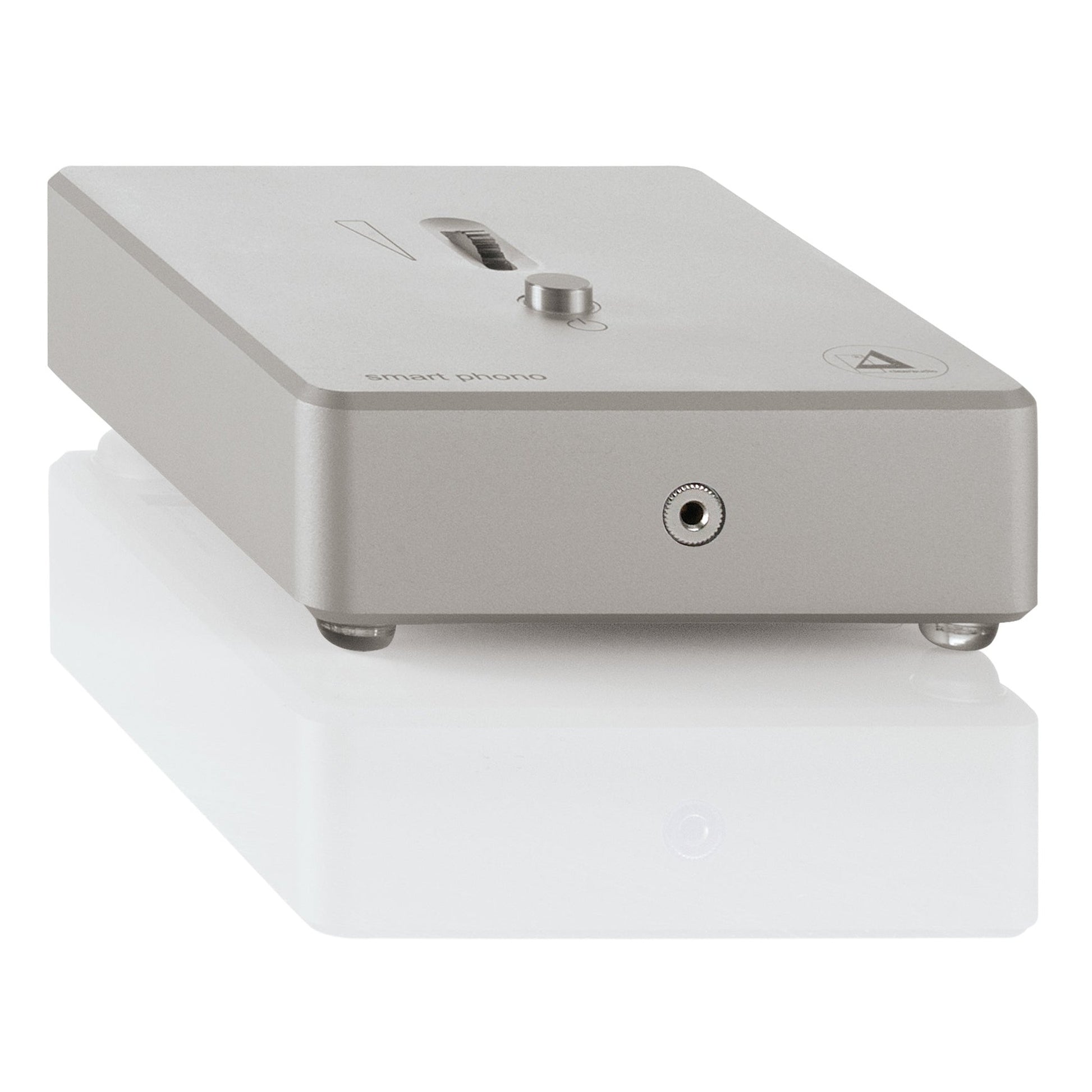 Clearaudio Smart Phono Headphone V2 Phono-Vorverstärker Schrägansicht, silbernes Gehäuse mit Kopfhörerbuchse
