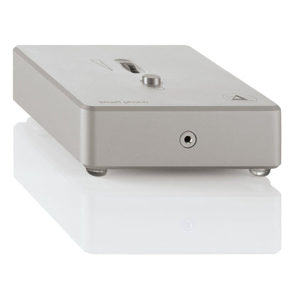Clearaudio Smart Phono Headphone V2 Phono-Vorverstärker Schrägansicht, silbernes Gehäuse mit Kopfhörerbuchse