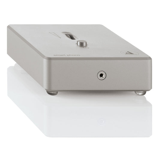 Clearaudio Smart Phono Headphone V2 Phono-Vorverstärker Schrägansicht, silbernes Gehäuse mit Kopfhörerbuchse