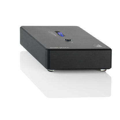 Clearaudio Smart Phono V2 Phono-Vorverstärker Schrägansicht, schwarzes Gehäuse mit Standby-Taster und Pegelrad