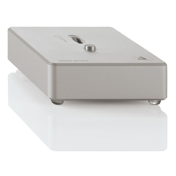 Clearaudio Smart Phono V2 Phono-Vorverstärker Schrägansicht, silbernes Gehäuse mit Standby-Taster und Pegelrad