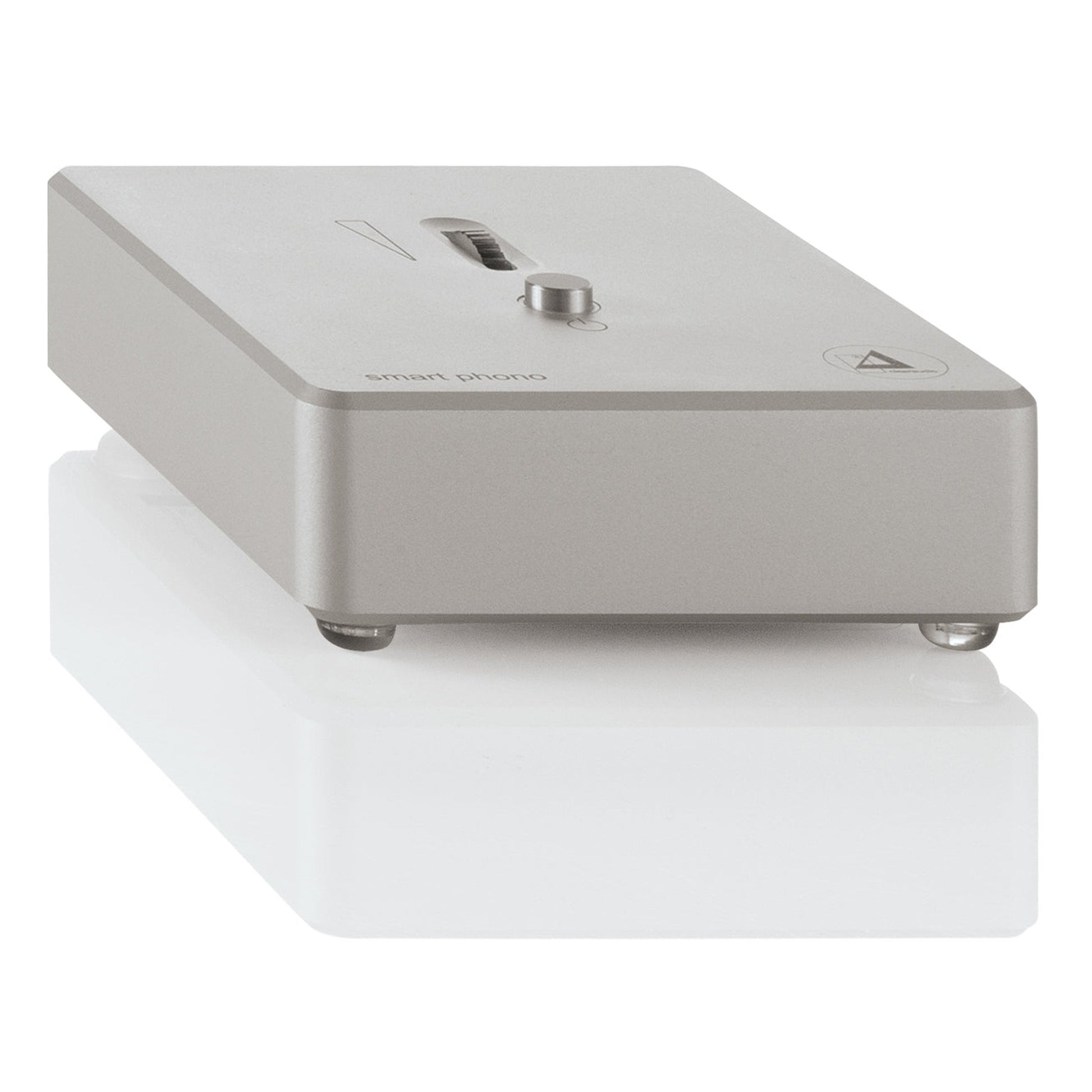 Clearaudio Smart Phono V2 Phono-Vorverstärker Schrägansicht, silbernes Gehäuse mit Standby-Taster und Pegelrad