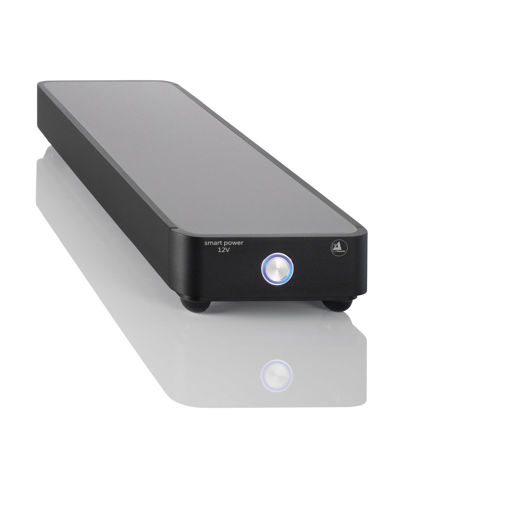 Clearaudio Smart Power 12V Akku-Netzteil Schrägansicht, schwarzes Flachgehäuse mit beleuchtetem Taster