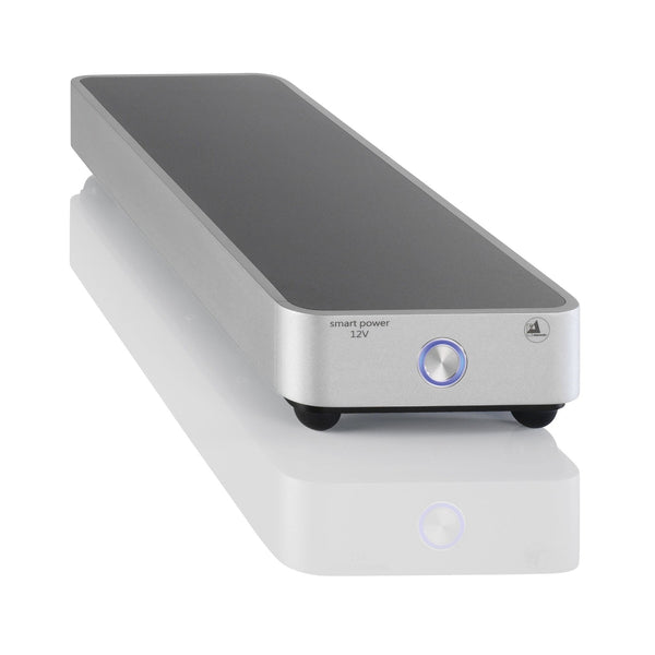 Clearaudio Smart Power 12V Akku-Netzteil Schrägansicht, silbernes Flachgehäuse mit beleuchtetem Taster