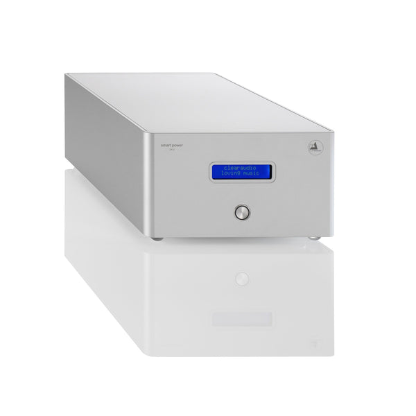 Clearaudio Smart Power 24V Ovation/Innovation Akku-Netzteil Schrägansicht, silber, mit blauem Display