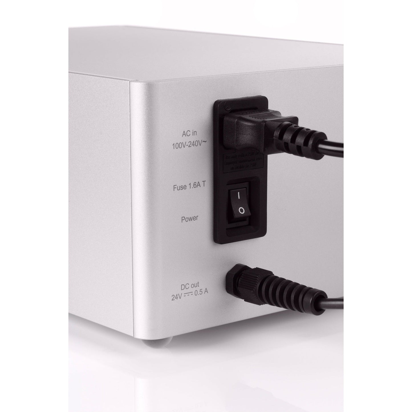 Clearaudio Smart Power 24V Statement Akku-Netzteil Silber Anschlussfeld 2 mit gestecktem Netzkabel und DC-Kabel