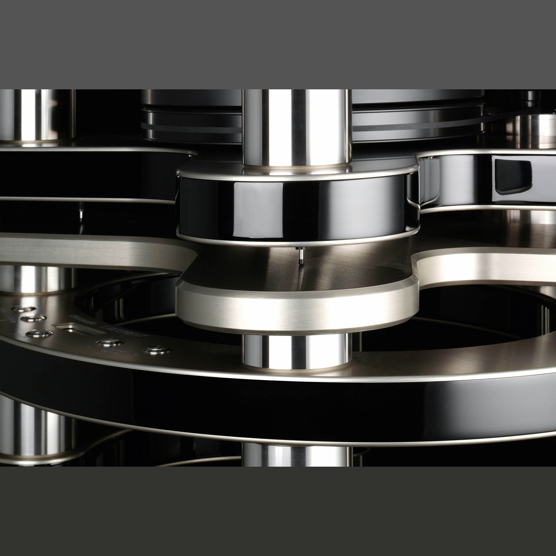 Clearaudio Statement v2 Plattenspieler Detailansicht Chassismitte mit Aluminium-Ebenen und Bedienfeld