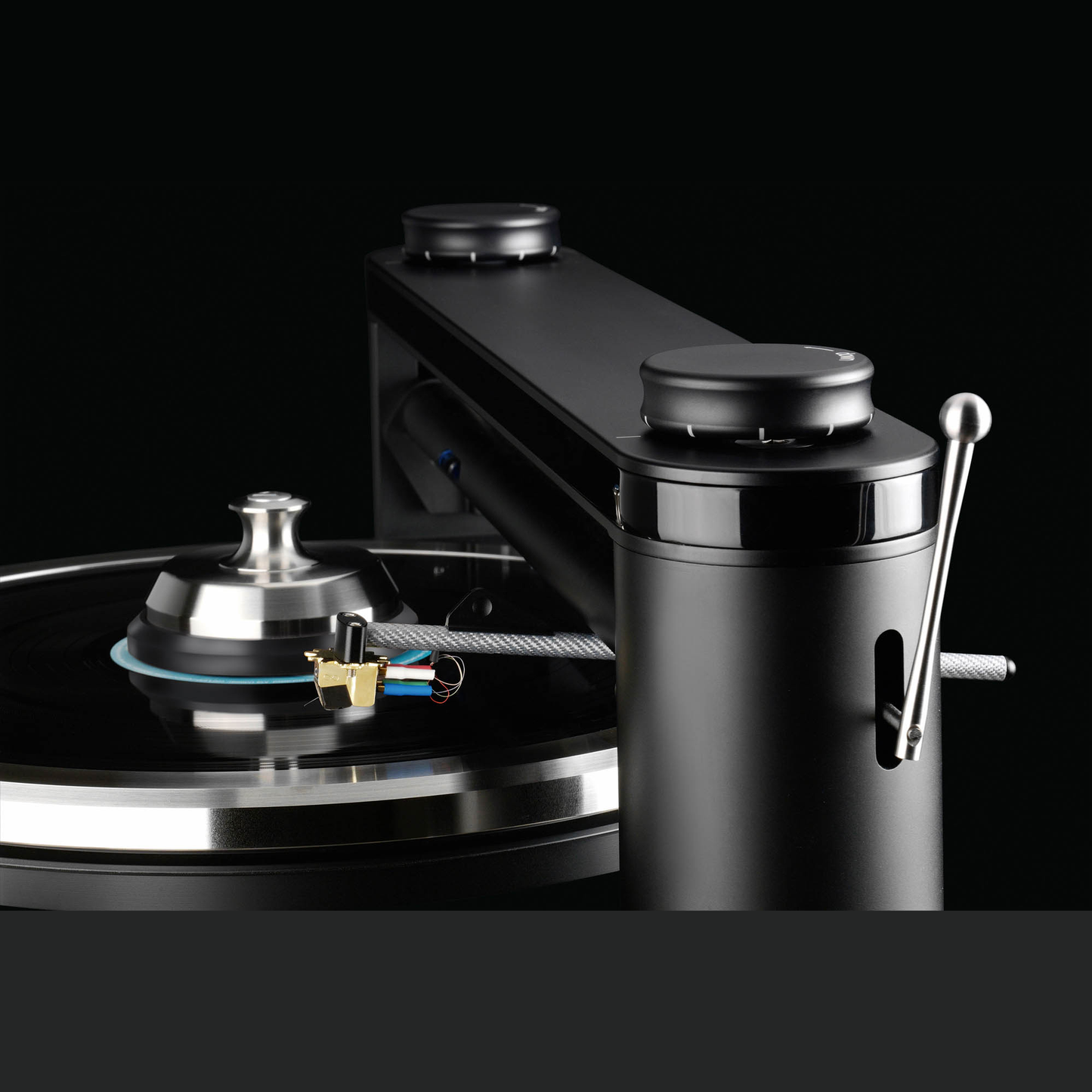 Clearaudio Statement v2 Plattenspieler Detailansicht Plattenklemme und Tonabnehmer am Tangential-Tonarm