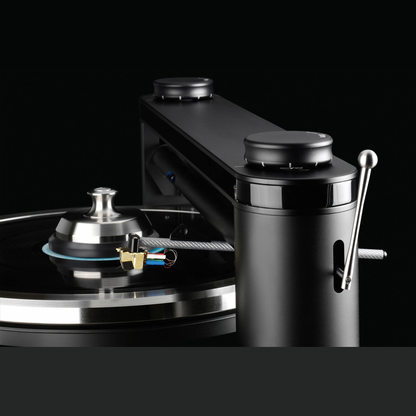 Clearaudio Statement v2 Plattenspieler Detailansicht Plattenklemme und Tonabnehmer am Tangential-Tonarm