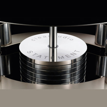 Clearaudio Statement v2 Plattenspieler Detailansicht Zentralsäule mit gestapelten Aluminiumscheiben und Gravur