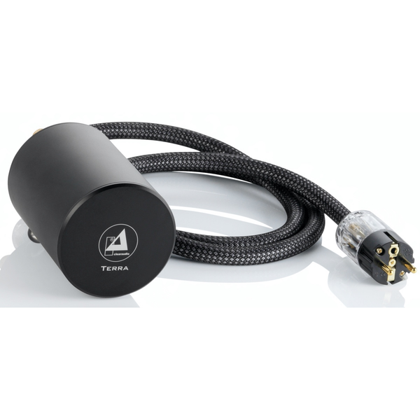 Clearaudio Terra Erdungsbox Schrägansicht in Schwarz mit Netzkabel und Schuko-Netzstecker