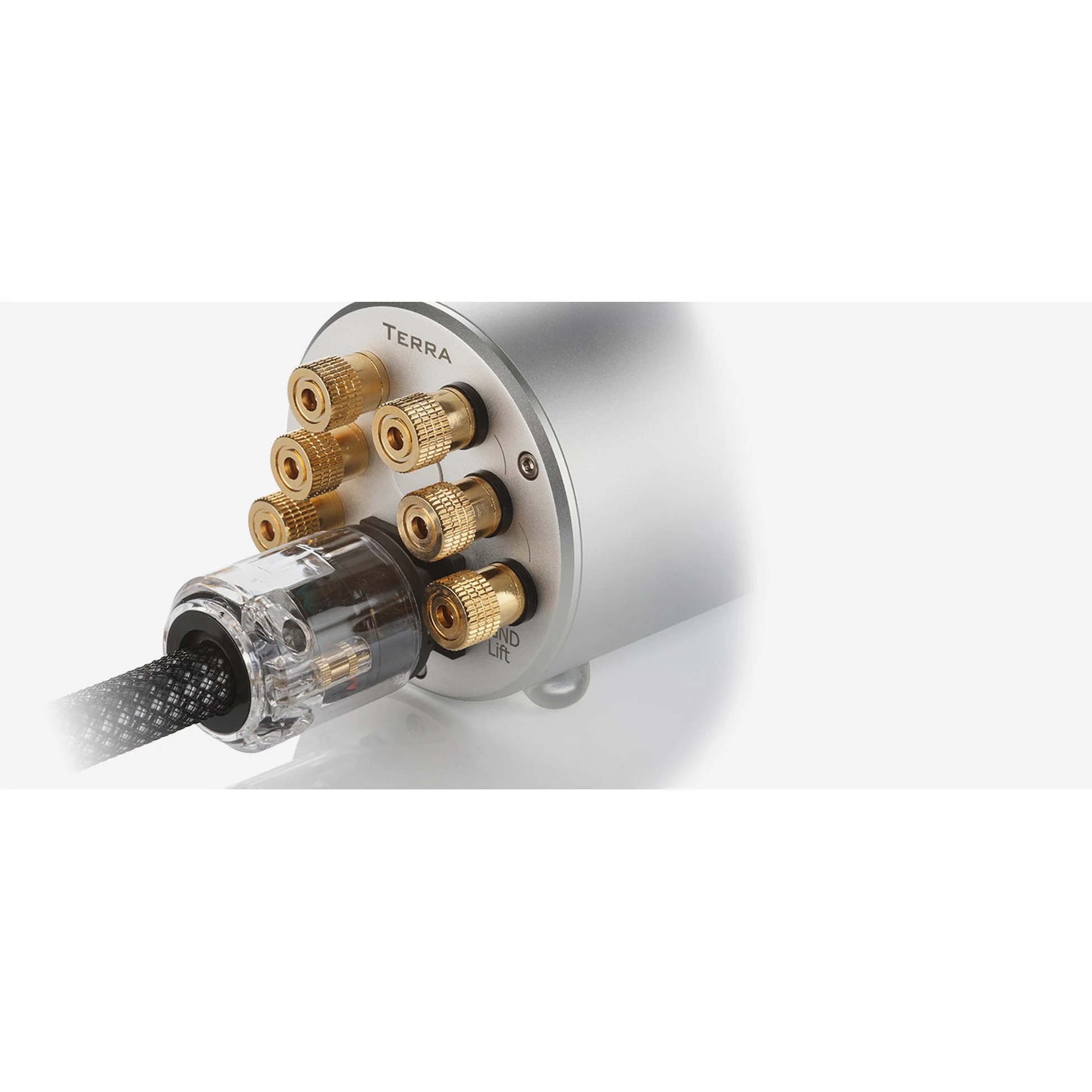 Clearaudio Terra Erdungsbox Anschlussfeld in Silber mit sechs vergoldeten Erdungsklemmen und eingestecktem Netzstecker