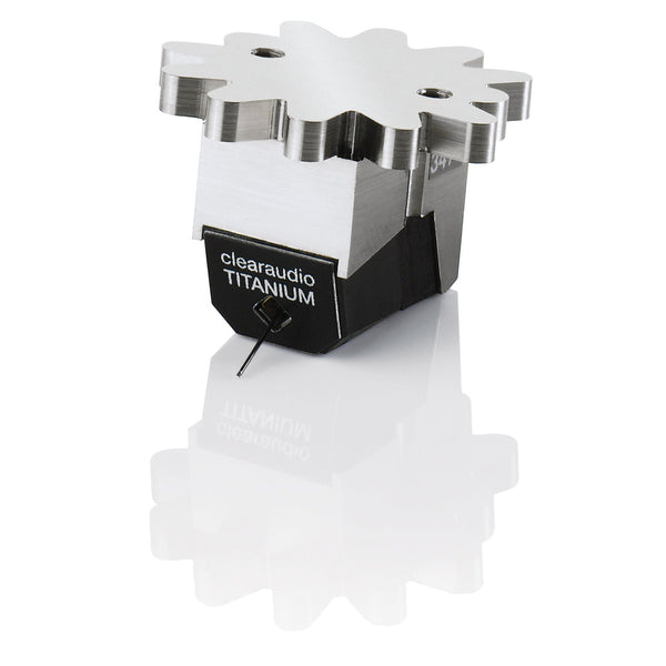 Clearaudio Titanium V2 Moving-Coil-Tonabnehmer Schrägansicht, Metallgehäuse mit Zahnrad-Deckplatte