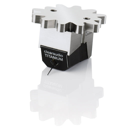 Clearaudio Titanium V2 Moving-Coil-Tonabnehmer Schrägansicht, Metallgehäuse mit Zahnrad-Deckplatte