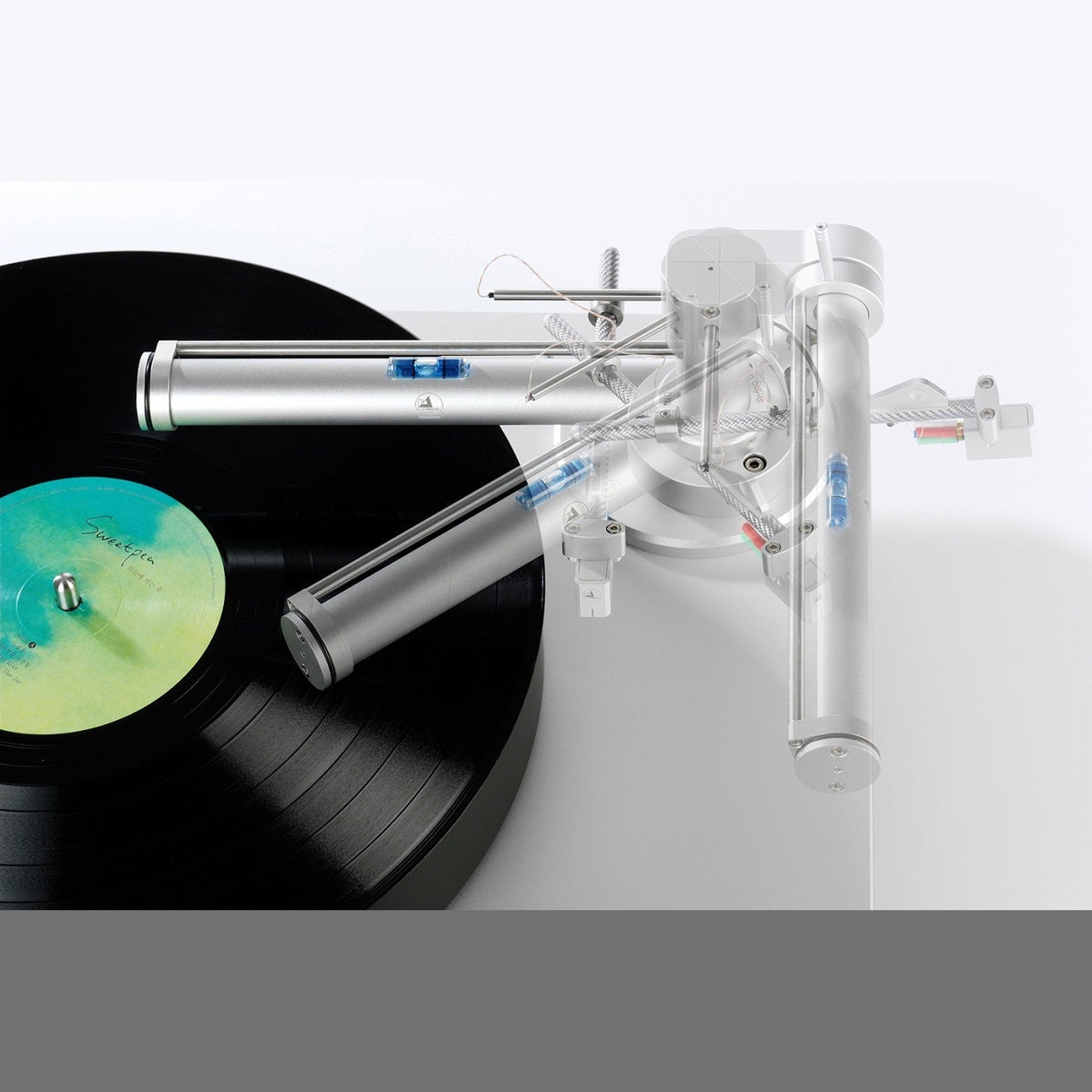 Clearaudio TT5 Tangential-Tonarm + Swing Base Detailansicht der Schwenkbewegung über der Schallplatte