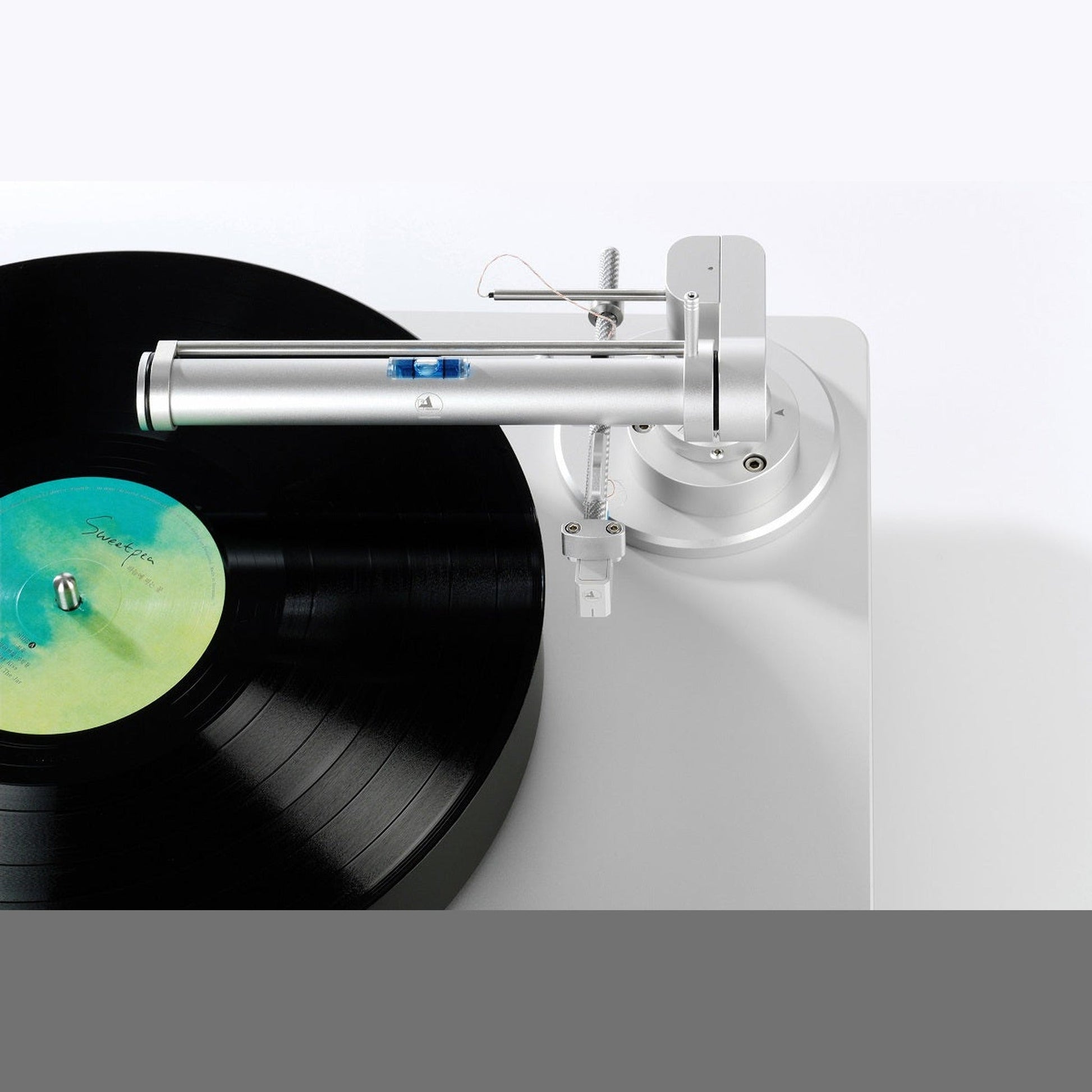Clearaudio TT5 Tangential-Tonarm + Swing Base Detailansicht in Spielposition über der Schallplatte