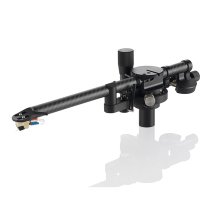 Clearaudio Unity 10-Zoll-Tonarm Schwarz Schrägansicht mit Carbon-Armrohr und montiertem Tonabnehmer