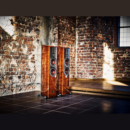 DALI Epikore 7 Standlautsprecher Lifestyle, Stereopaar vor Ziegelwand im Loft
