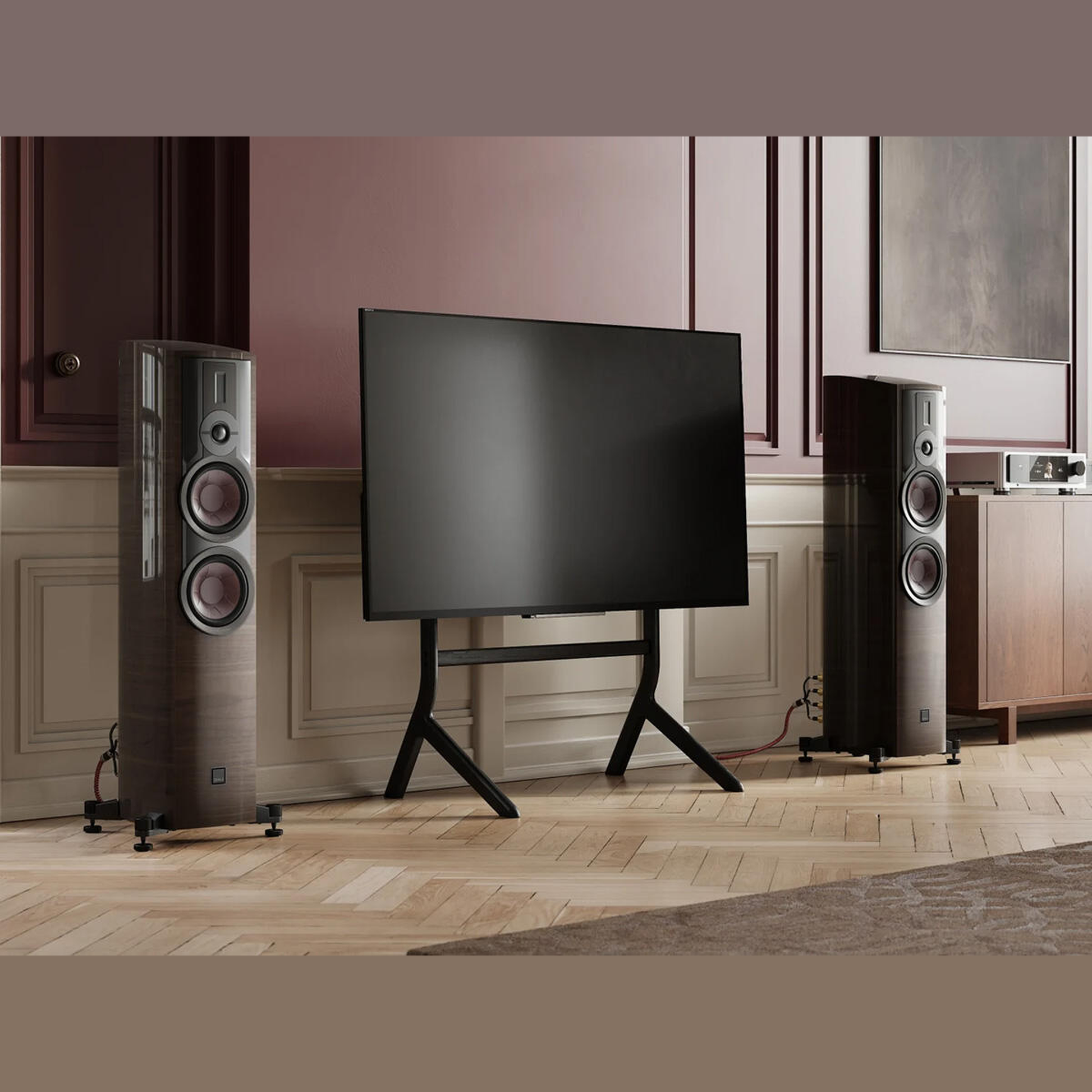 DALI Epikore 7 Standlautsprecher Lifestyle, Stereopaar neben Fernseher im Wohnzimmer