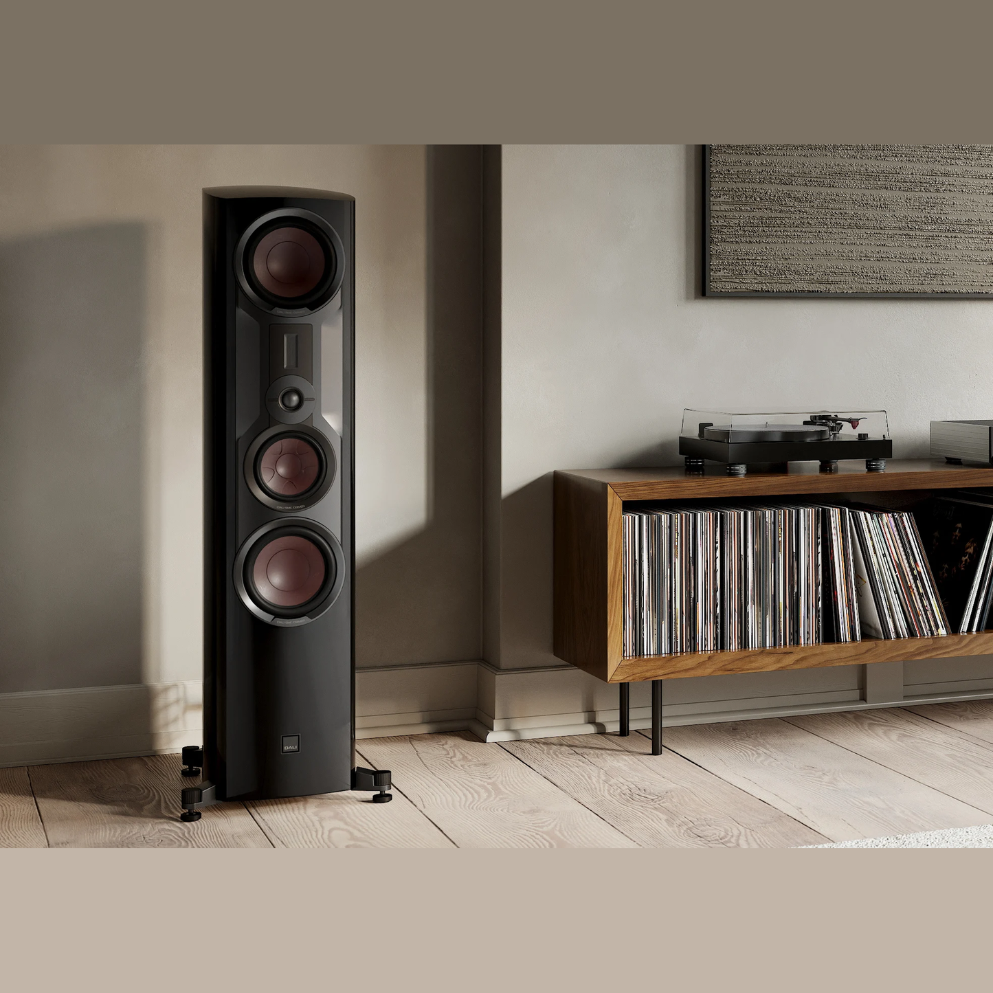 DALI Epikore 9 Standlautsprecher Lifestyle, Standlautsprecher im Wohnraum bei Sideboard