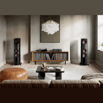 DALI Epikore 9 Standlautsprecher Lifestyle im Wohnzimmer mit Sideboard und Plattenspieler