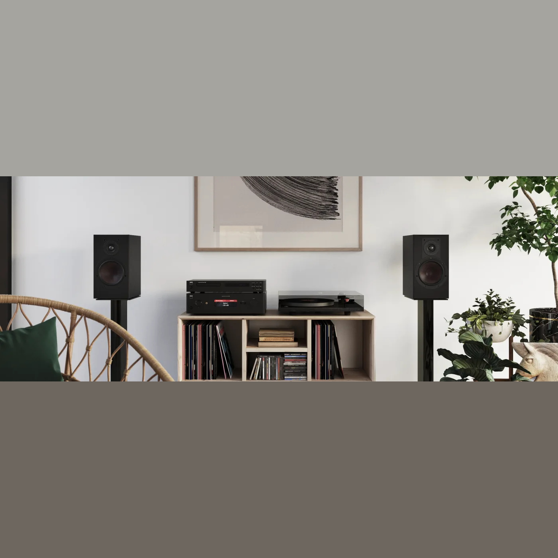 DALI Opticon 1 MK2 Regallautsprecher Schwarz Lifestyle im Wohnraum auf Lautsprecherständern