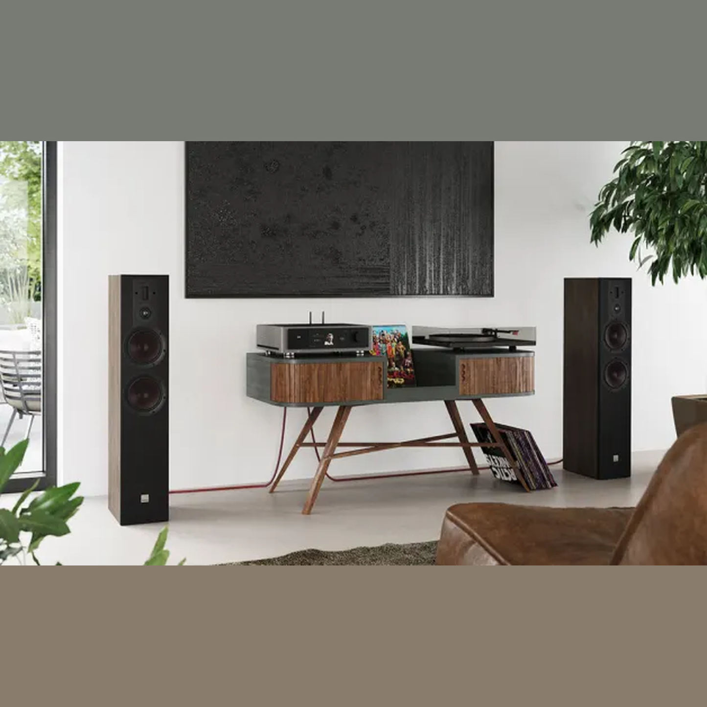 DALI Opticon 6 MK2 Standlautsprecher Lifestyle im Wohnraum, Stereopaar am TV-Board