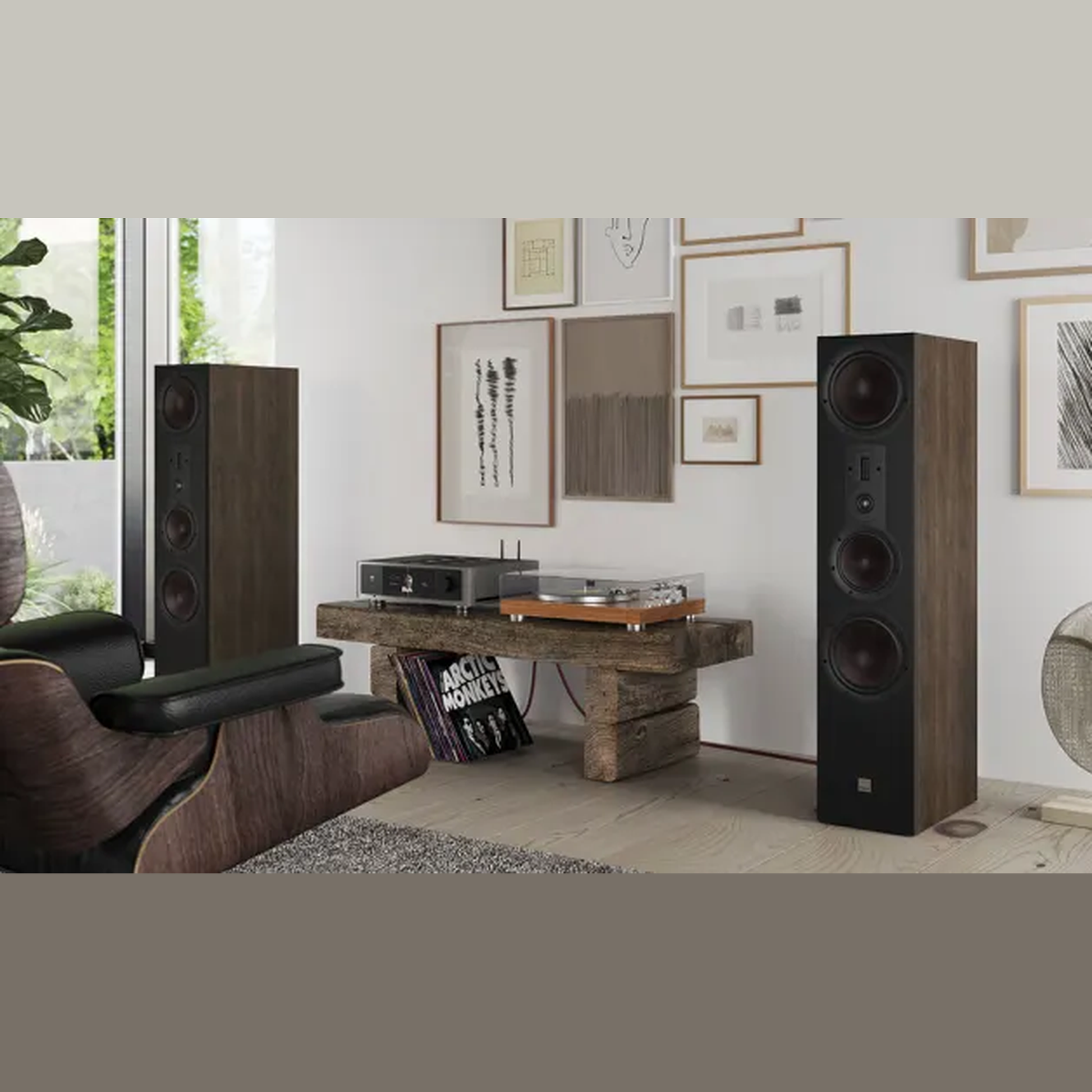 DALI Opticon 8 MK2 Standlautsprecher Tabak-Eiche Lifestyle im Wohnraum