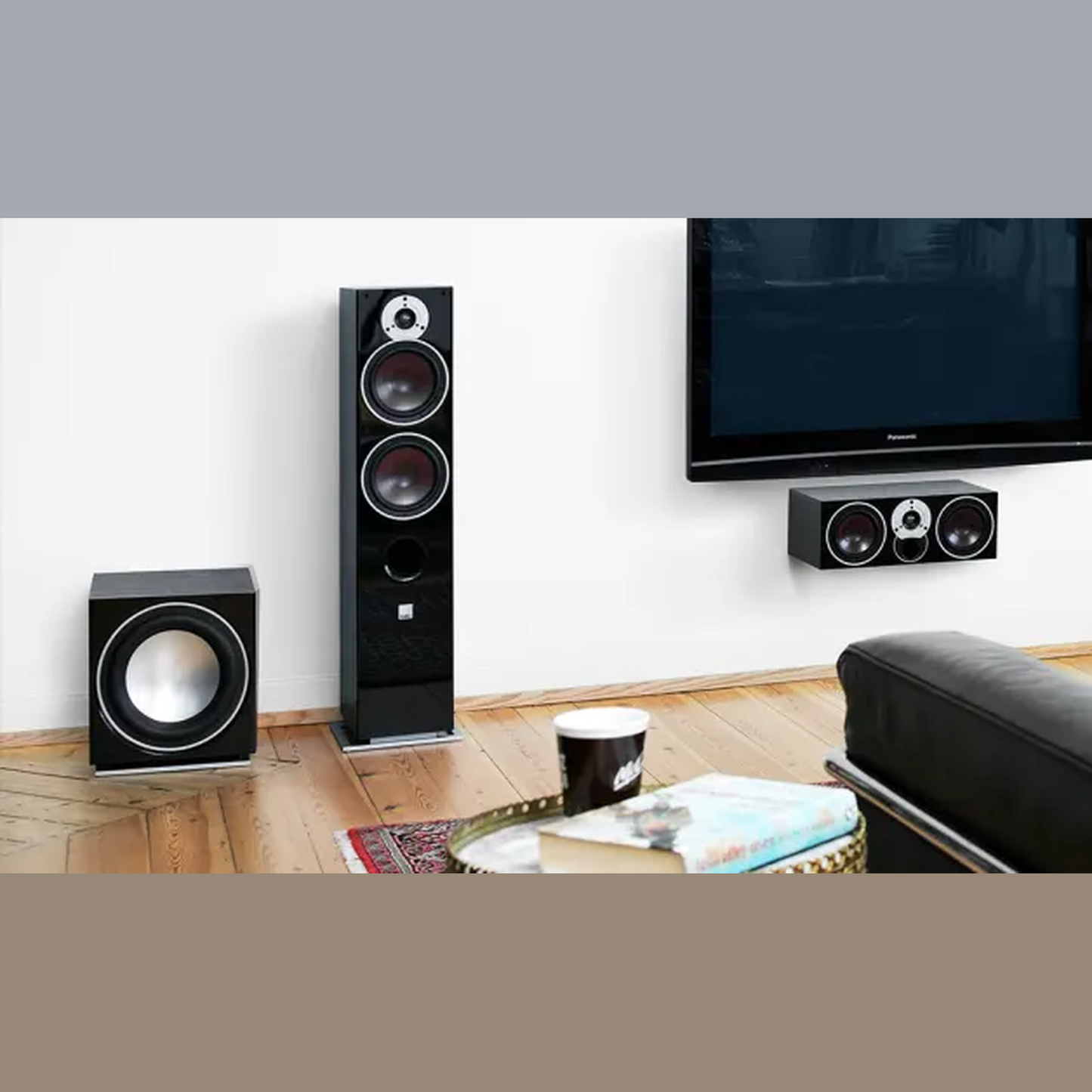 DALI Sub E-12 F Aktiv-Subwoofer Schwarz Lifestyle Wohnzimmer mit Standlautsprecher und TV