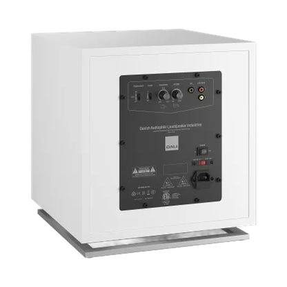 DALI Sub E-12 F Aktiv-Subwoofer Weiss Schrägansicht von hinten mit Anschlussfeld