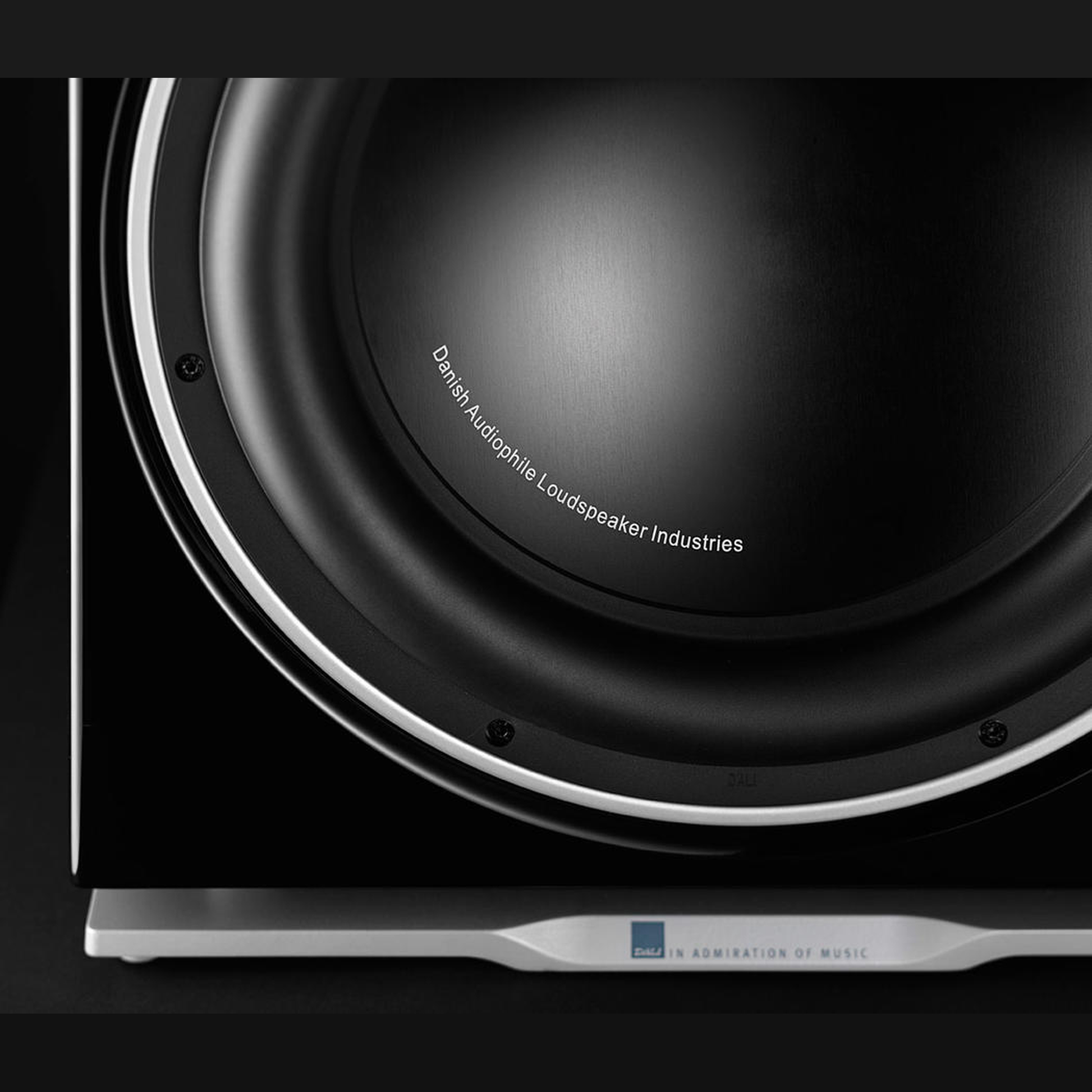 DALI Sub K-14 F Aktiv-Subwoofer Schwarz Detailansicht Nahaufnahme Treiber und Sockelplatte
