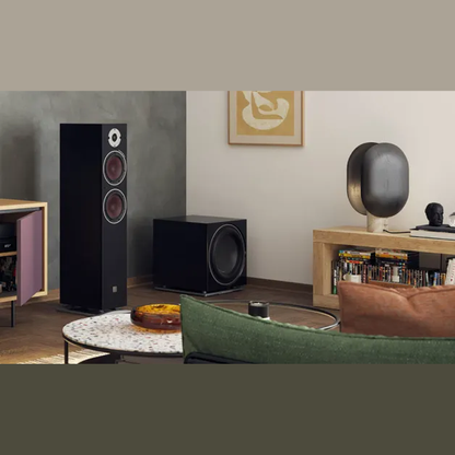 DALI Sub K-14 F Aktiv-Subwoofer Schwarz Lifestyle Wohnzimmer mit Standlautsprecher und Sofa