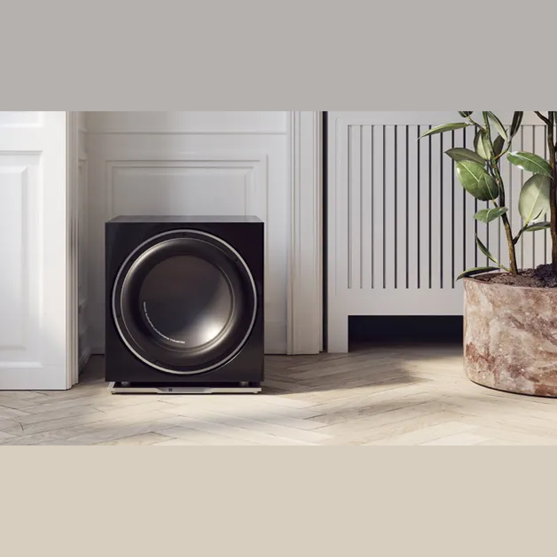 DALI Sub K-14 F Aktiv-Subwoofer Schwarz Lifestyle Flur mit Pflanze